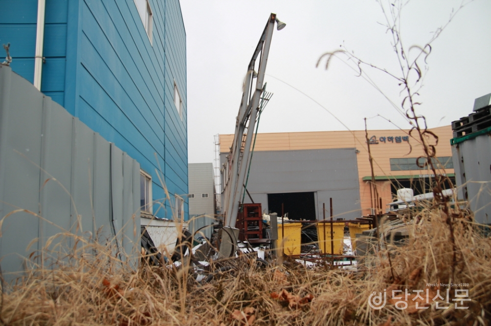 수직구 공사 현장 인근 공장의 철제구조물이 기울어져 있는 모습. ⓒ당진신문 지나영 기자