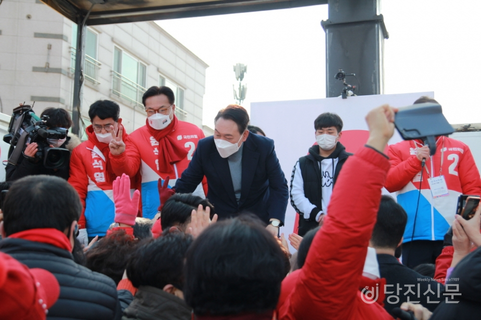 지난 2월 22일 당진 전통시장을 방문해 유세를 펼쳤던 윤석열 당선인. ⓒ당진신문 지나영 기자
