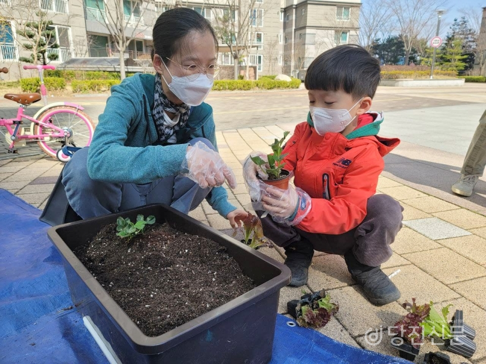 3월 27일, 한성필하우스 아파트 광장에는 아이들뿐만 아니라 어른들까지 ‘별똥달 마을장터’ 구경을 위해 한자리에 모였다. ⓒ당진신문 김정아 시민기자