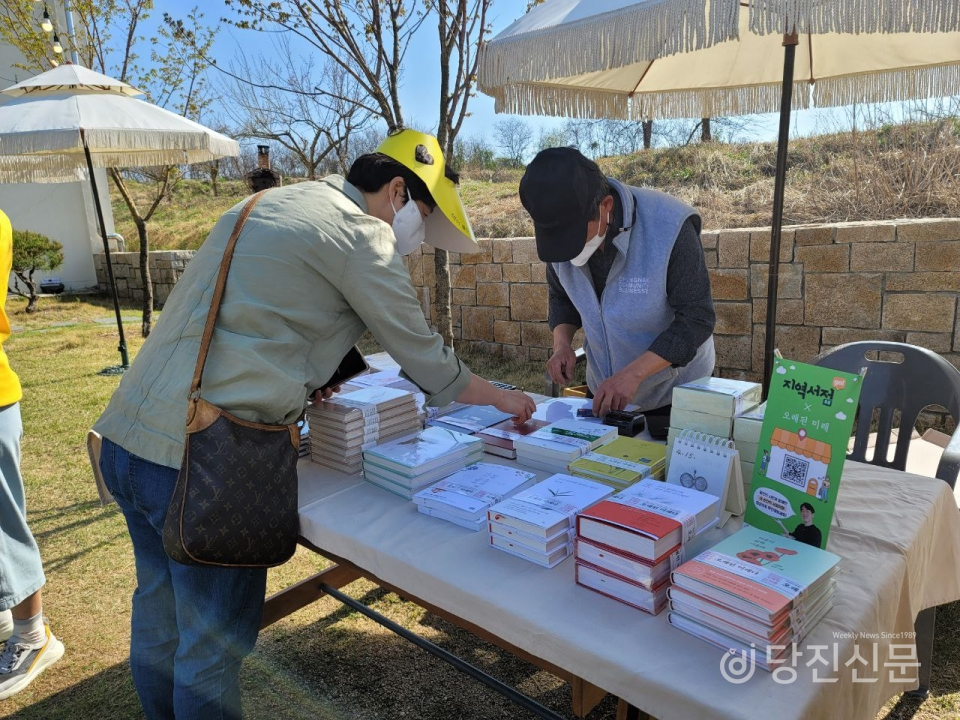 당진도서관(관장 정선경)은 주말이었던 지난 15일 제58회 도서관주간을 맞아 당진의 대표문화마을 면천면에서 지역상생 문화 행사 ‘봄이다. 살아보자’를 개최했다. ⓒ당진신문 김정아 시민기자