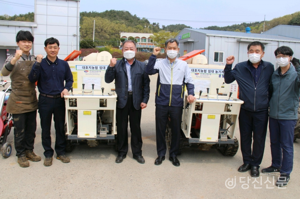 남우용 조합장(왼쪽에서 세번째)과 대호지농협 관계자들. ⓒ당진신문 지나영 기자