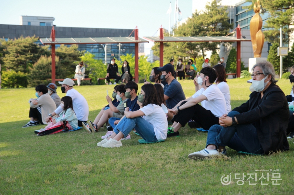 찾아가는 문화선물 이이한 공연을 보기 위해 잔디밭에 앉은 시민. ⓒ당진신문 지나영 기자