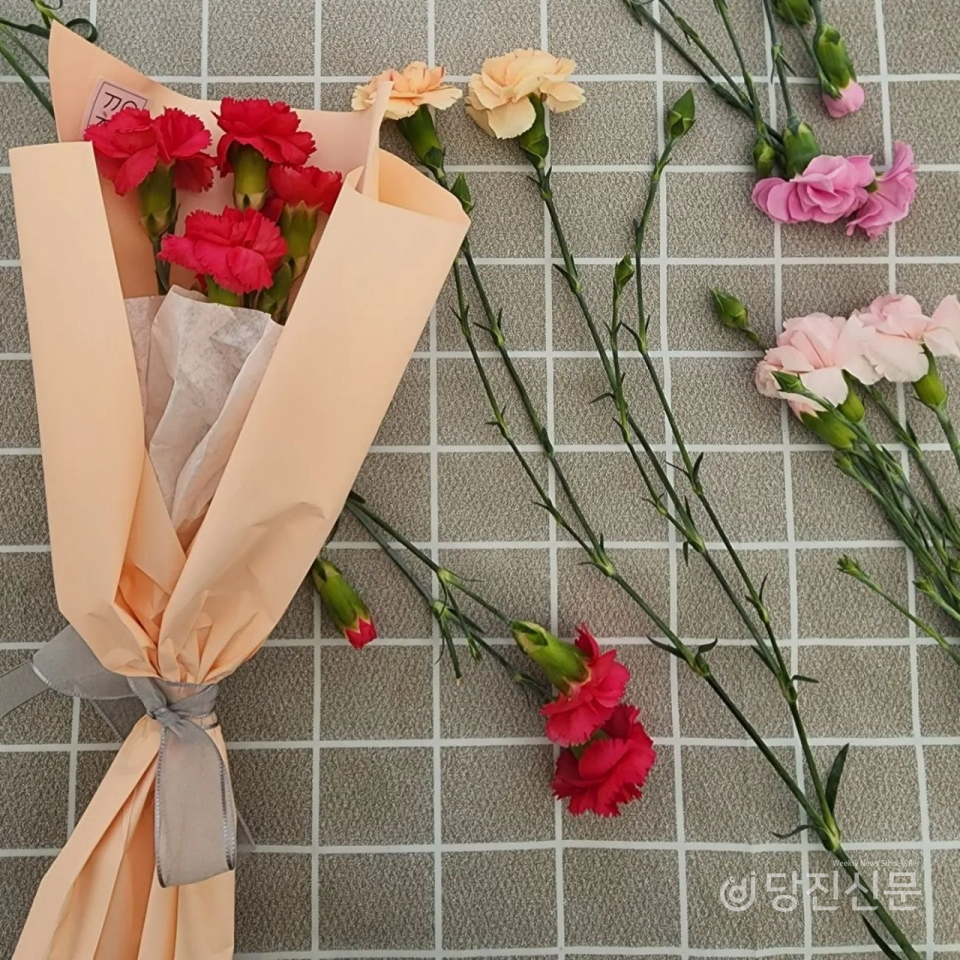 지난 8일 면천창고카페 야외데스크에는 각양각색의 카네이션 꽃다발이 D.P.(디스플레이)됐다. 어버이날을 맞이해 감성적이면서 뜻 깊은 카네이션을 ‘꽃양꽃색’에서 준비한 것. ⓒ당진신문 김정아 시민기자