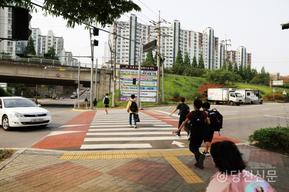 원당교차로 비보호 좌회전 신호 구간에서 횡단하는 어린이들. ⓒ당진신문 지나영 기자