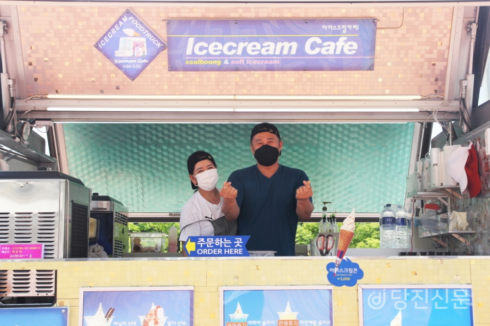 푸드트럭에서 더운 날씨를 식혀줄 아이스크림을 팔고 있는 ‘아이스크림카페’ 사장님.