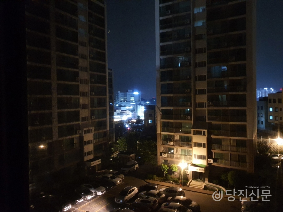 지난 7일 저녁 6시 25분경 당진시 시곡동 현대그린아파트 전세대가 전력 공급 과부하로 정전돼 주민들이 불편을 겪었다. ⓒ독자 제공