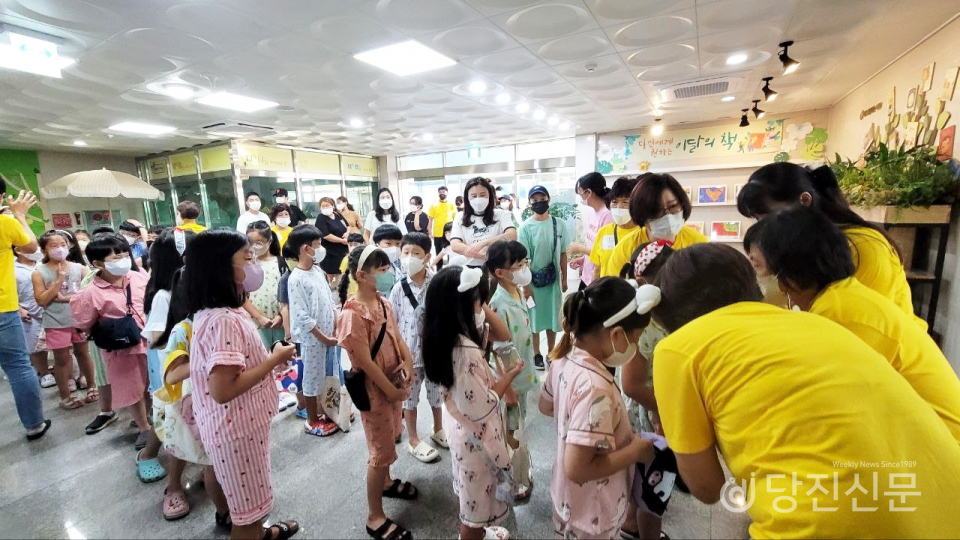 당진도서관에서 8월 20일 토요일 저녁 당진지역 초등학생 40명을 대상으로 2022년 여름방학 특별행사 ‘한여름 밤의 도서관_파자마 파티’가 열렸다. ⓒ당진신문 김정아 시민기자