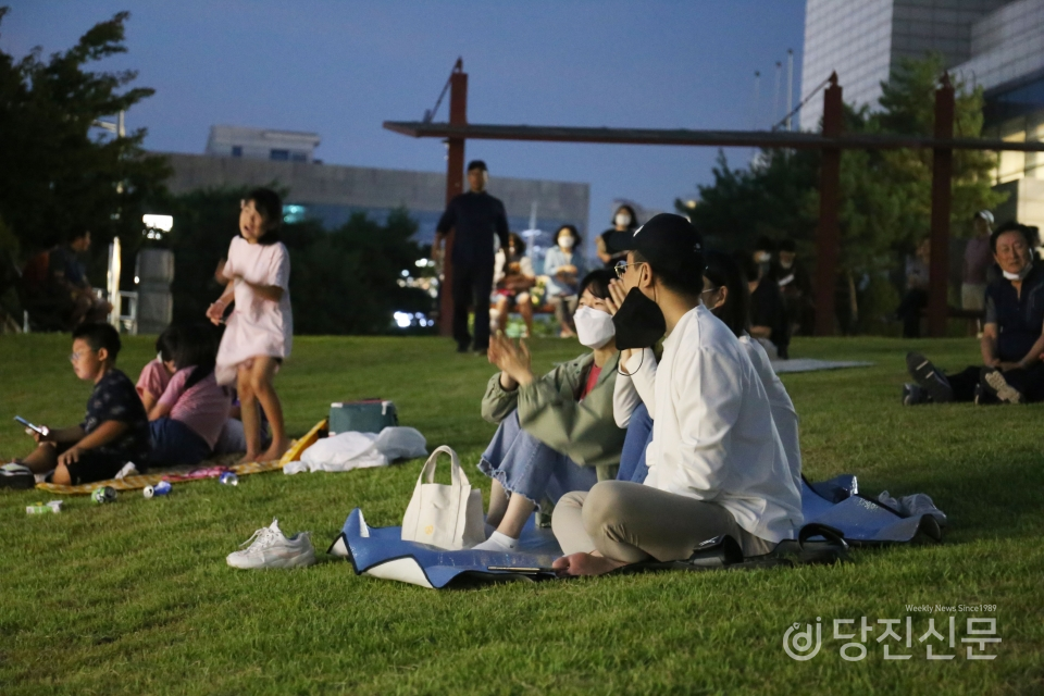 8월 26일 저녁 7시 30분, 원당클럽(대표 최혜정)이 개최한 ‘함께하는 음악회 NO~플라스틱’ 공연을 보기 위해 모인 시민들 ⓒ당진신문 이혜진 기자