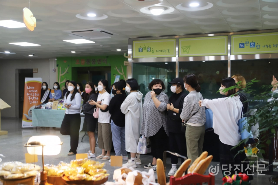 전국빵지순례 이벤트는 오전 9시 시작이지만, 이미 8시 40분부터 길게 줄을 선 당진도서관 이용자들 ⓒ당진신문 김정아 시민기자