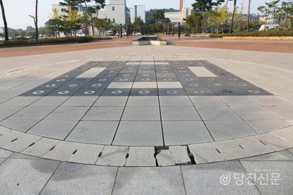 2013년 준공 후 활용되지 못하고 있는 근린광장 공원 바닥분수대 ⓒ당진신문 이혜진 기자