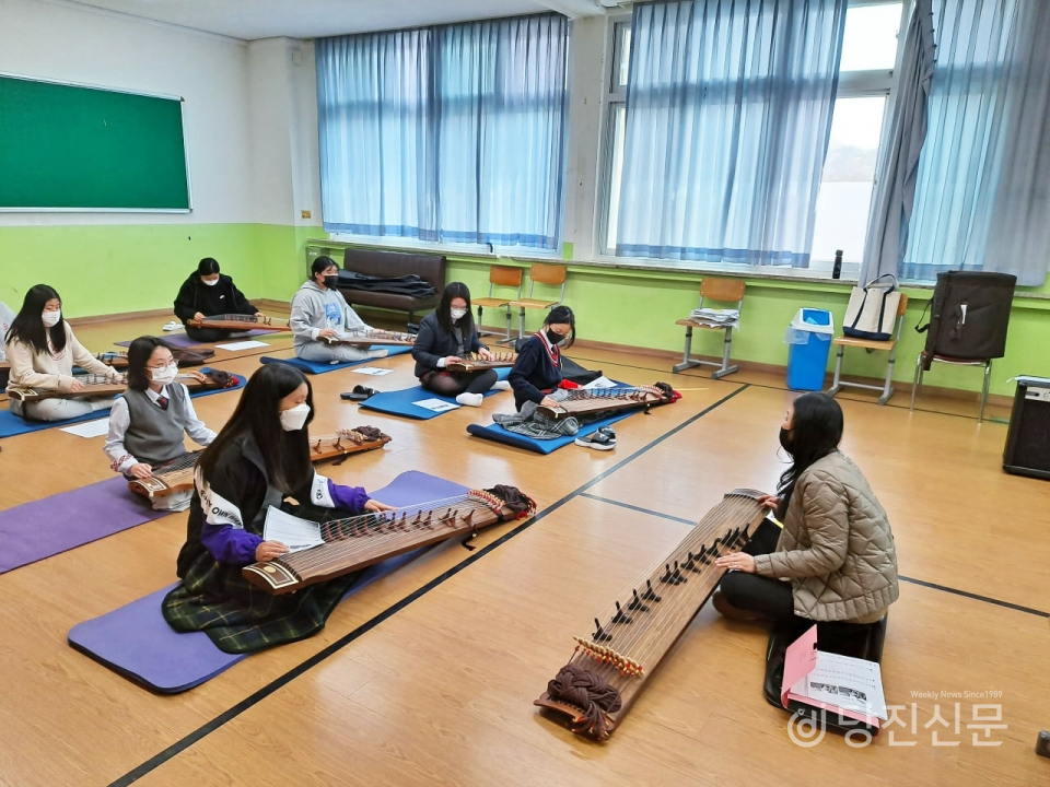 고대중학교 학생들이 방과후 활동중 하나인 가야금 악기를 연습하고 있다. ⓒ당진신문 김정아 시민기자