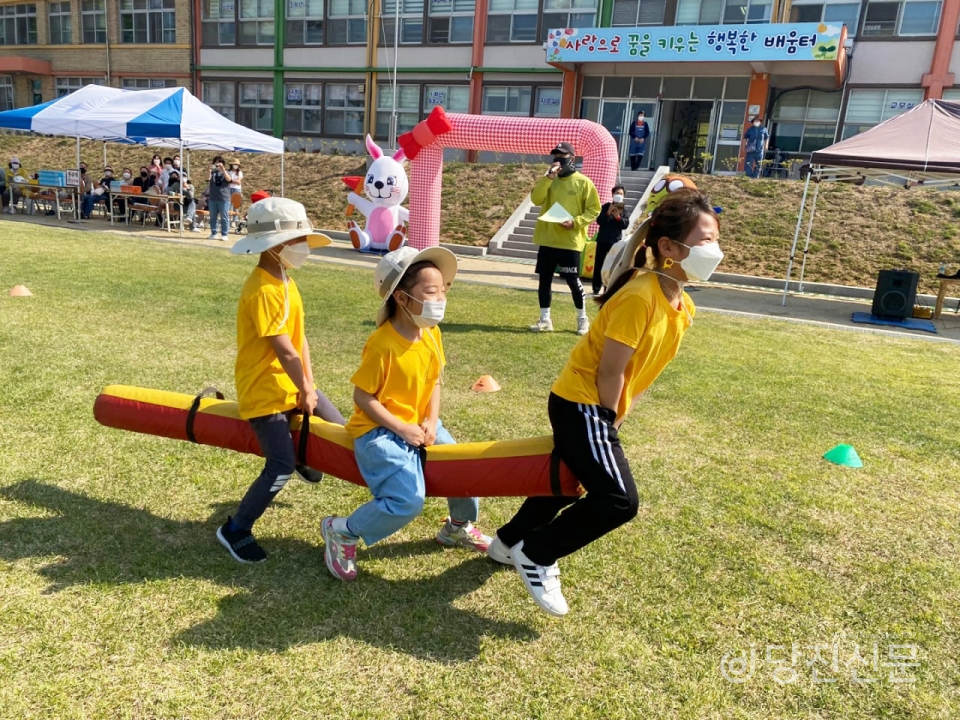 초락초 스포츠데이(캔디바달리기)에 활동중인 학생들. ⓒ당진신문 김정아 시민기자