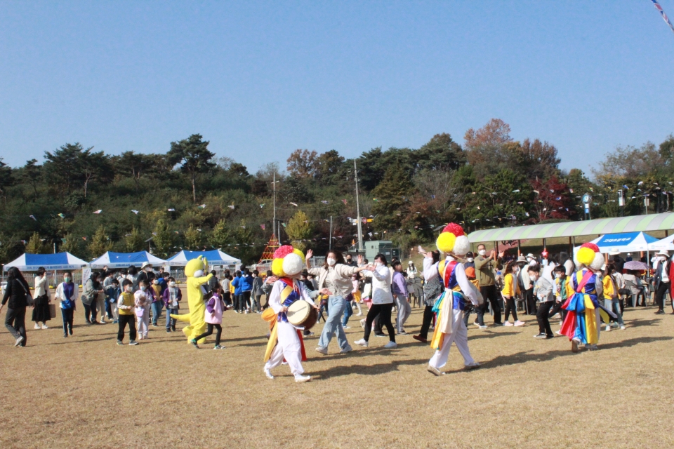 고대초등학교(교장 김용재)는 10월 29일 고대초등학교 운동장에서 학교와 마을이 함께 하는 2022 고대 어울림 교육대축제를 개최했다. ⓒ고대초등학교 제공