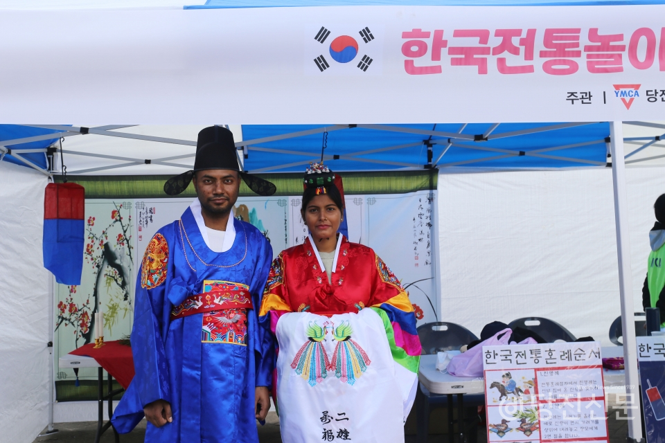 한국 전통 혼례복 체험을 하고 있는 외국인 근로자들. ⓒ당진신문 이혜진 기자