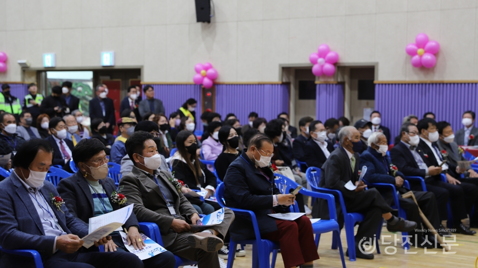 신평초등학교 개교 100주년 기념식에 참석한 내·외빈. ⓒ당진신문 허미르 기자