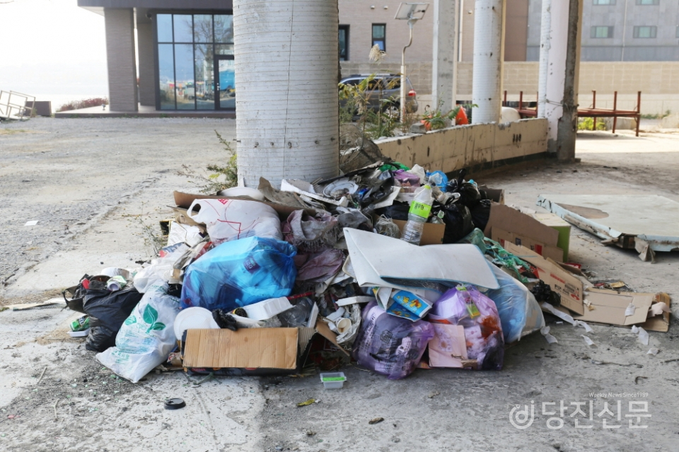 한진포구에 오랫동안 방치돼있는 건물에 쌓여있는 각종 쓰레기들. ⓒ이혜진