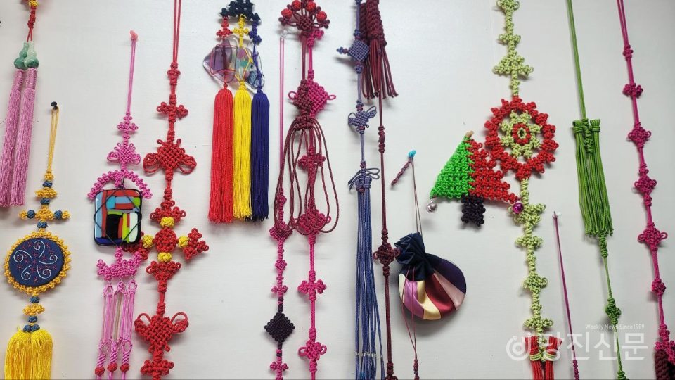 정곤 전통매듭 김정곤 대표의 다양한 전통 매듭을 활용한 작품들. ⓒ김정아