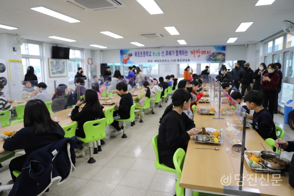 북창초등학교 후배들이 감사하는 마음을 갖고 급식실에서  자장면을 먹고 있다. ⓒ김정아