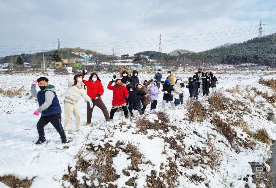 지난 15일 당진지역에 많은 눈이 내린 가운데 정미초 학생들이 겨울 추억을 만들고 있다. ⓒ정미초등학교 제공