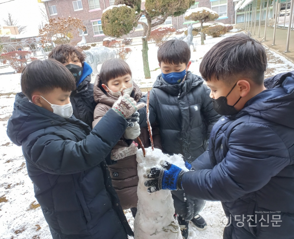지난 15일 당진지역에 많은 눈이 내린 가운데 정미초 학생들이 겨울 추억을 만들고 있다. ⓒ정미초등학교 제공