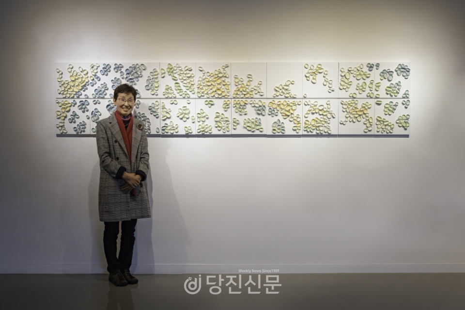 다세포의 이끼 식물 버섯의 종류를 모티브로 한 작품을 선보인 김영란 작가와 그의 작품. ⓒ김영란 작가 제공