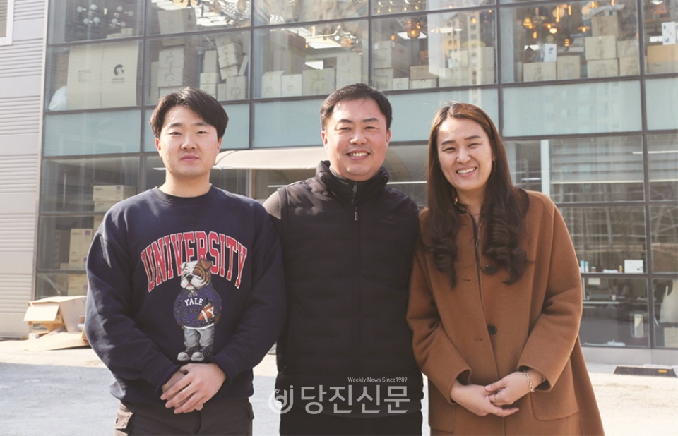 국일전기조명 직원과 김현성 대표 그리고 그의 아내 김향연 씨. ⓒ이혜진