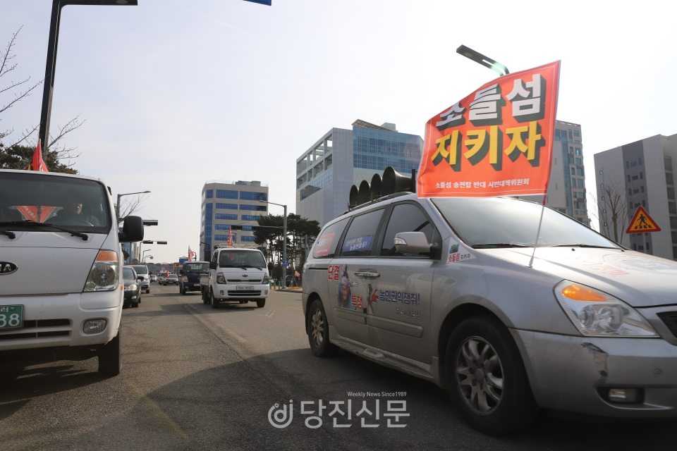 차량집회에 참석한 차량들이 ‘송전탑 지중화’ 깃발을 꽂고, 행진을 기다리고 있다. ⓒ지나영