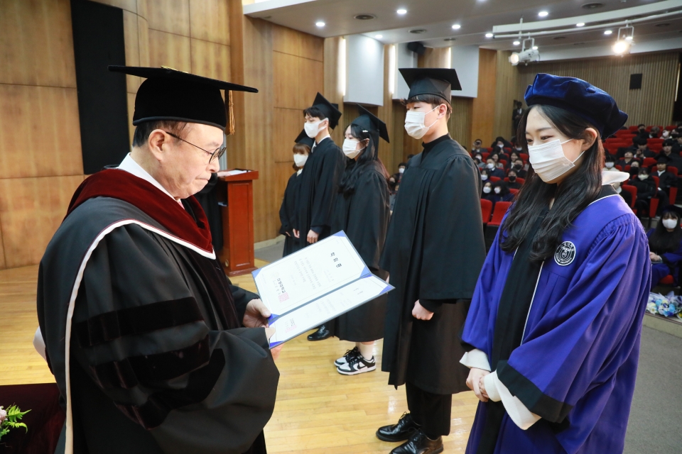 김병묵 총장이 학생 대표에게 상장 수여를 하고 있다. ⓒ신성대학교 제공