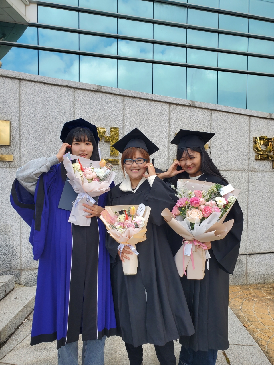신성대학교를 동시에 졸업하는 세모녀. 왼쪽부터 조하영, 김혜영, 조서영. ⓒ신성대학교 제공