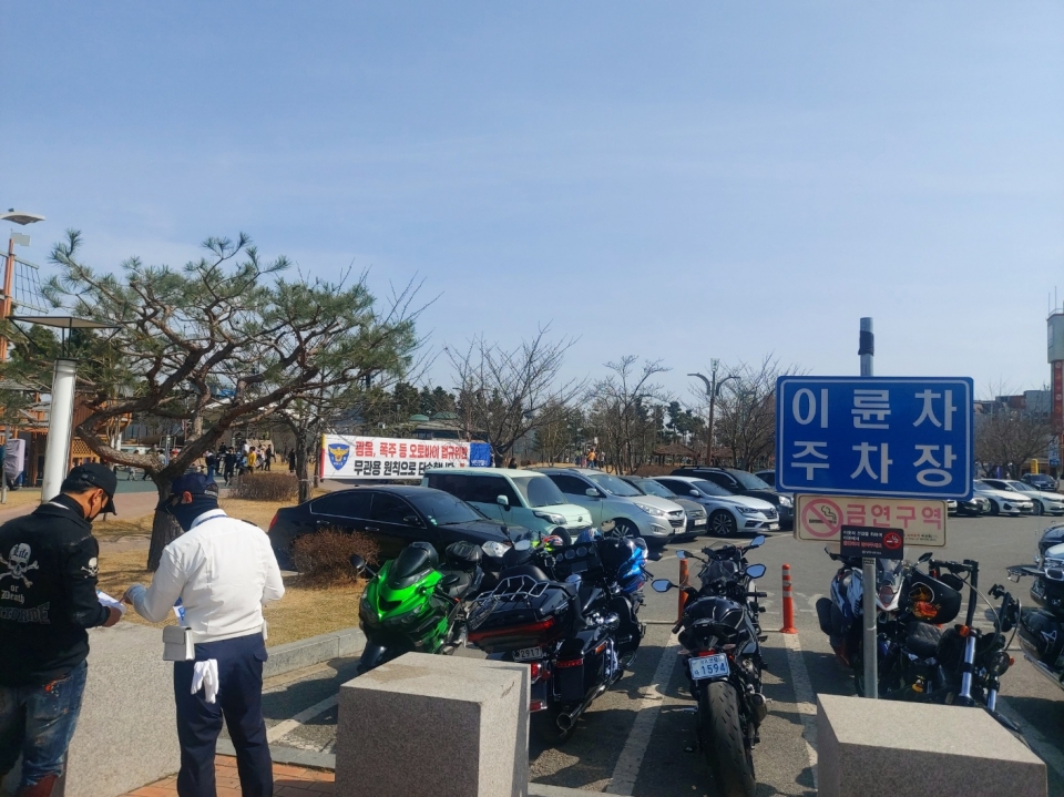 오토바이 동호회 라이더를 대상으로 한 안전운전 홍보 모습. ⓒ당진경찰서 제공