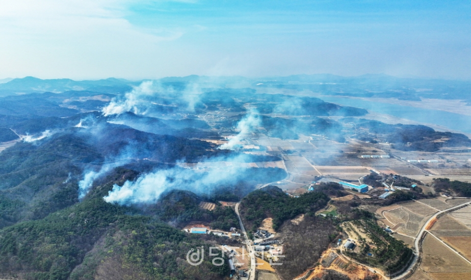 지난 2일 대호지면 사성리 일원 산에서 발생한 산불 모습. ⓒ당진시청 제공