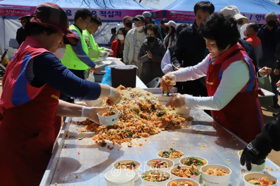 축제 시작 첫날, 집행위원회는 행사장을 찾은 시민들과 산채 비빔밥을 나눴다. ⓒ지나영