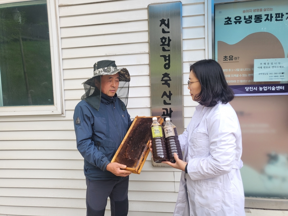 친환경축산관리실 내 말벌유인액 제조사진. ⓒ당진시청 제공