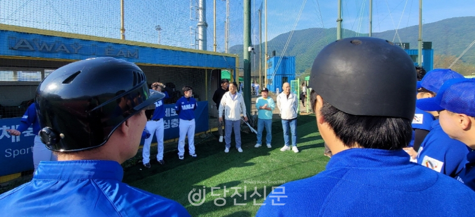 천안 야구장에서 당진시대표팀에게 인사말을 전하고 있는 김일권 회장과 선수들의 모습. ⓒ당진시야구소프트볼협회 제공