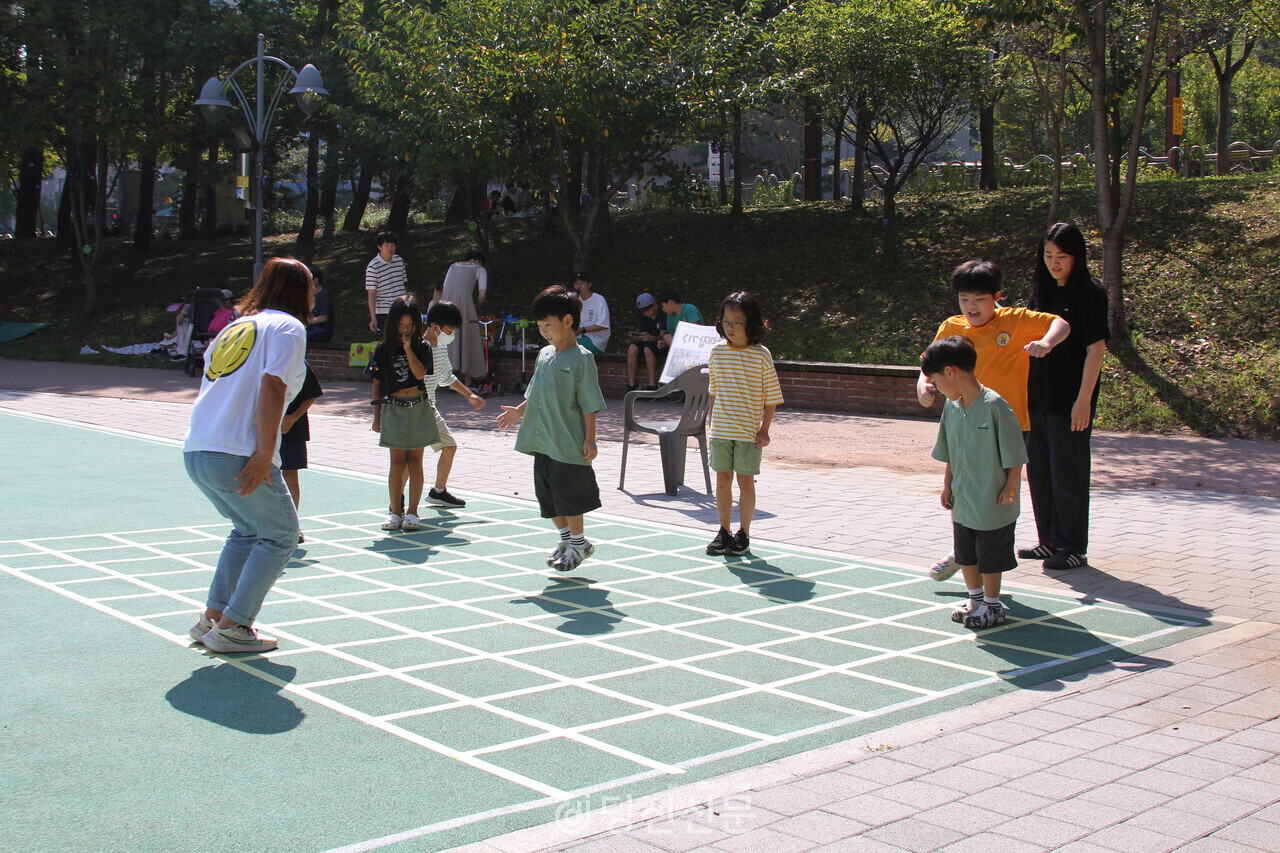 가을놀이 페스티벌에서 어린이들이 십자 술래잡기 놀이프로그램에 참여하고 있다. ⓒ이혜진