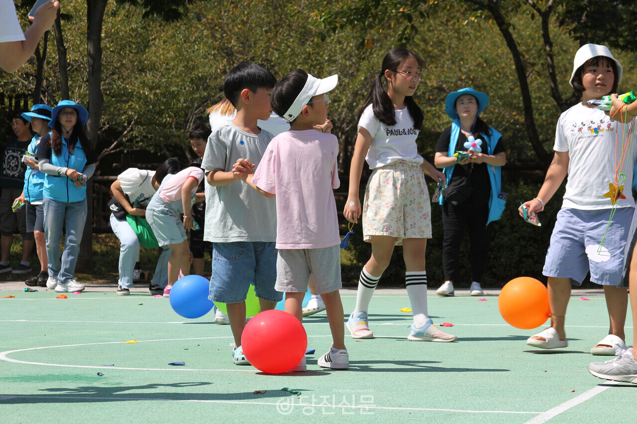 가을놀이 페스티벌에서 어린이들이 풍선 터뜨리기 이벤트에 참여하고 있다. ⓒ이혜진