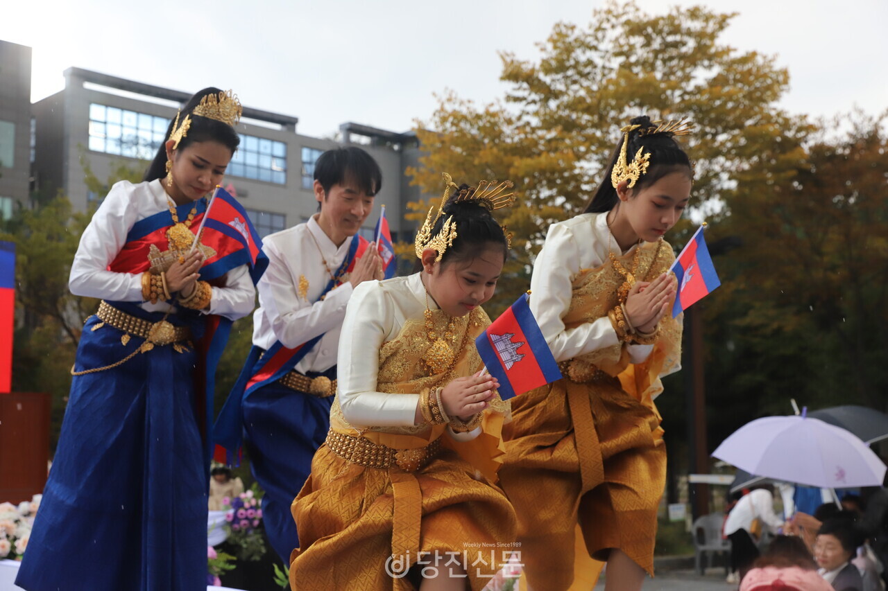 제11회 당진시 다문화대축제에서 세계 각국의 전통의상 패션쇼가 열렸다. 사진은 캄보디아 전통의상. ⓒ지나영