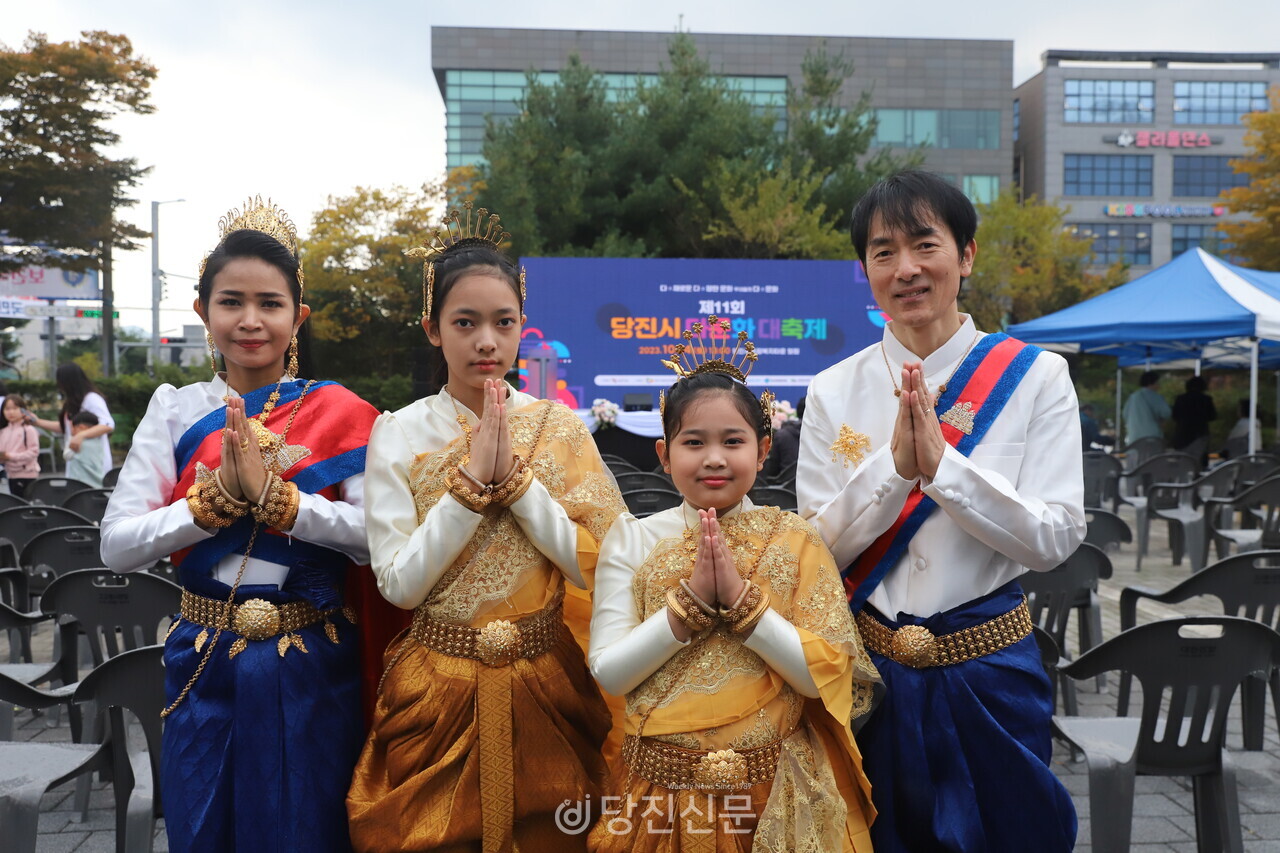 캄보디아에서 한국에 온 념속하리 씨는 다문화대축제에서 가족들과 함께 전통의상을 선보였다. ⓒ지나영