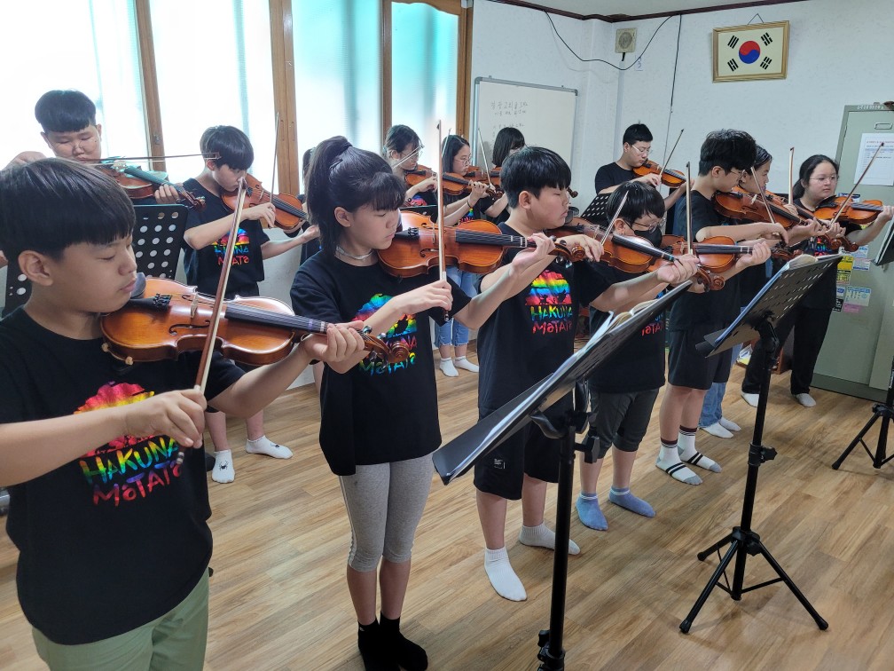 경로당에서 바이올린 공연을 펼치고 있는 전대초등학교 학생들. ⓒ전대초등학교 제공