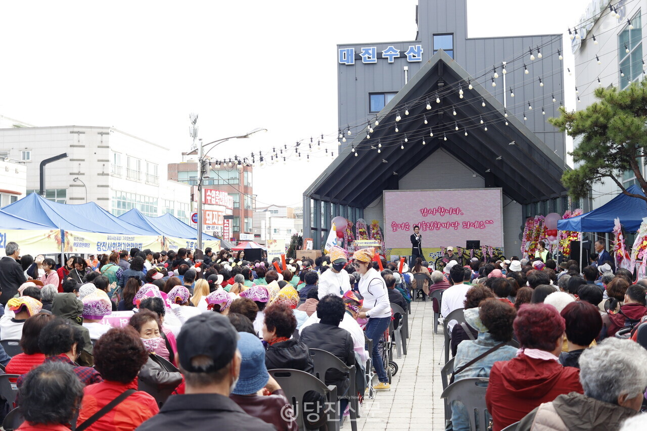 이날 행사에는 시민 약 600여명이 참석해 북적거리는 ‘시장통’을 연출했다. ⓒ김성민 