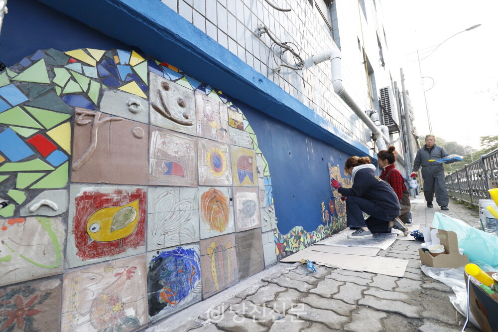 공공미술 벽화 프로젝트에 참여한 당진미협 작가들이 그림을 그리고 있다. ⓒ김성민