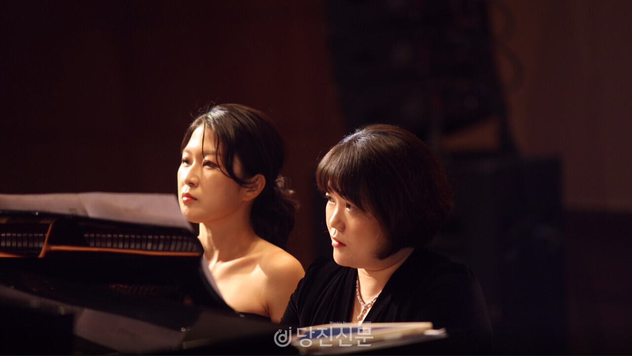 20년만에 만난 대학교 친구랑 호흡을 맞추면서 그 시절로 돌아간 것 같다는 차선희 박사(오른쪽)와 김정애 피아니스트(왼쪽)가 더욱 다채로운 연주를 보여주기 위해 4hands로 연주중이다. ⓒ김진아
