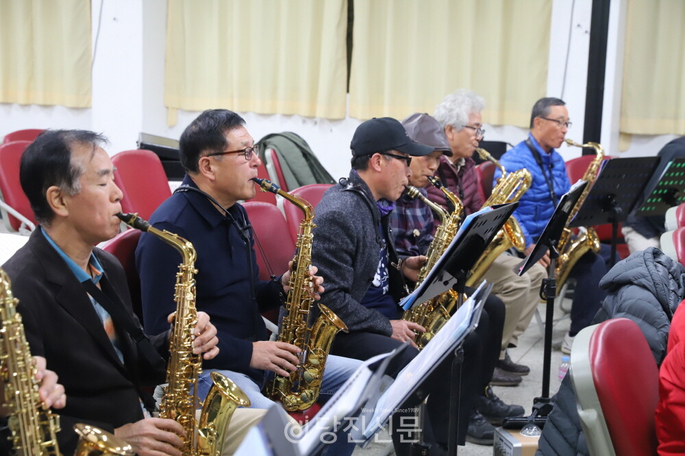 13일 저녁 7시 색소폰 앙상블 단원들은 오는 21일 창단 연주회를 앞두고 화음을 맞추며, 열심히 연주 연습을 했다. ⓒ지나영
