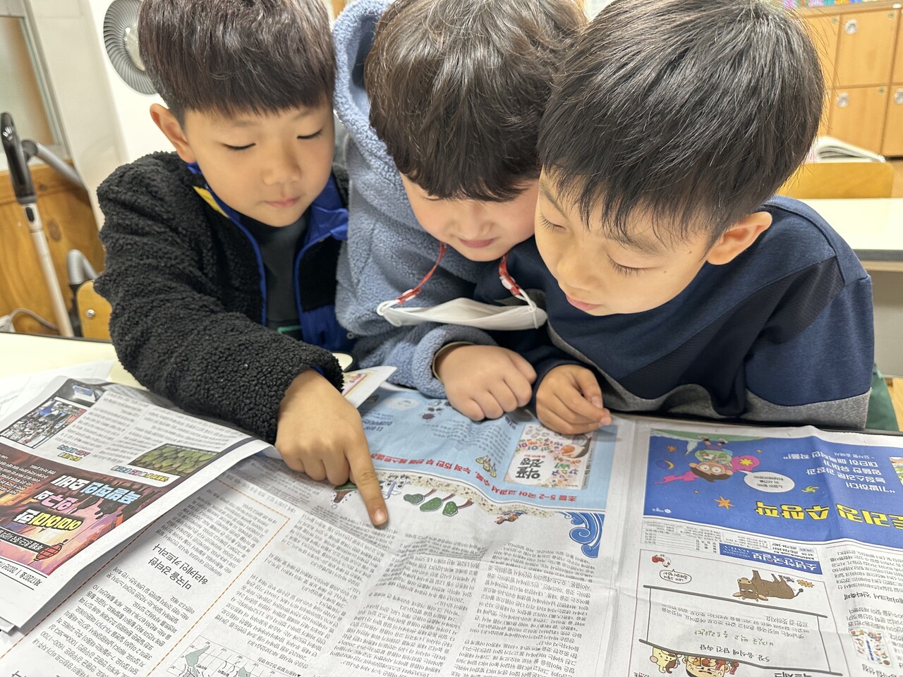어린이 신문을 읽고 있는 조금초 학생들. ⓒ조금초 제공