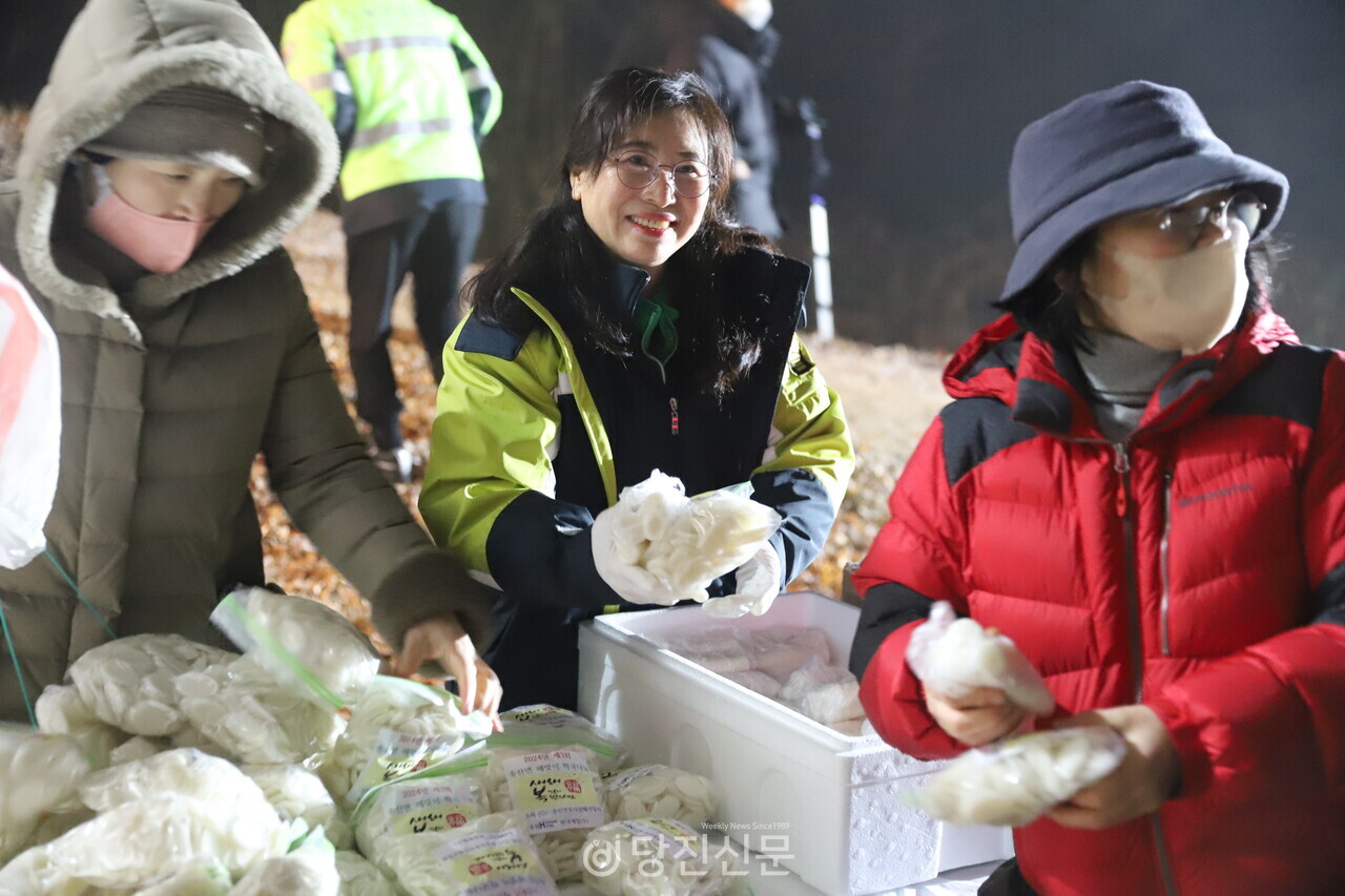 송산면 봉사단체연합회가 준비한 떡국떡을 나눠주고 있다. ⓒ지나영