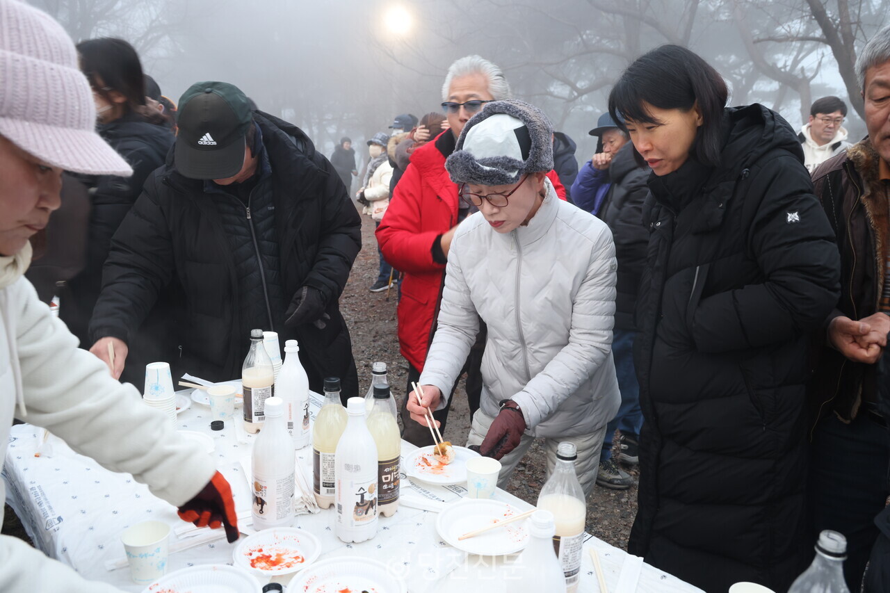 평우산악회에서 준비한 음식을 먹는 지역민들의 모습. ⓒ박서현