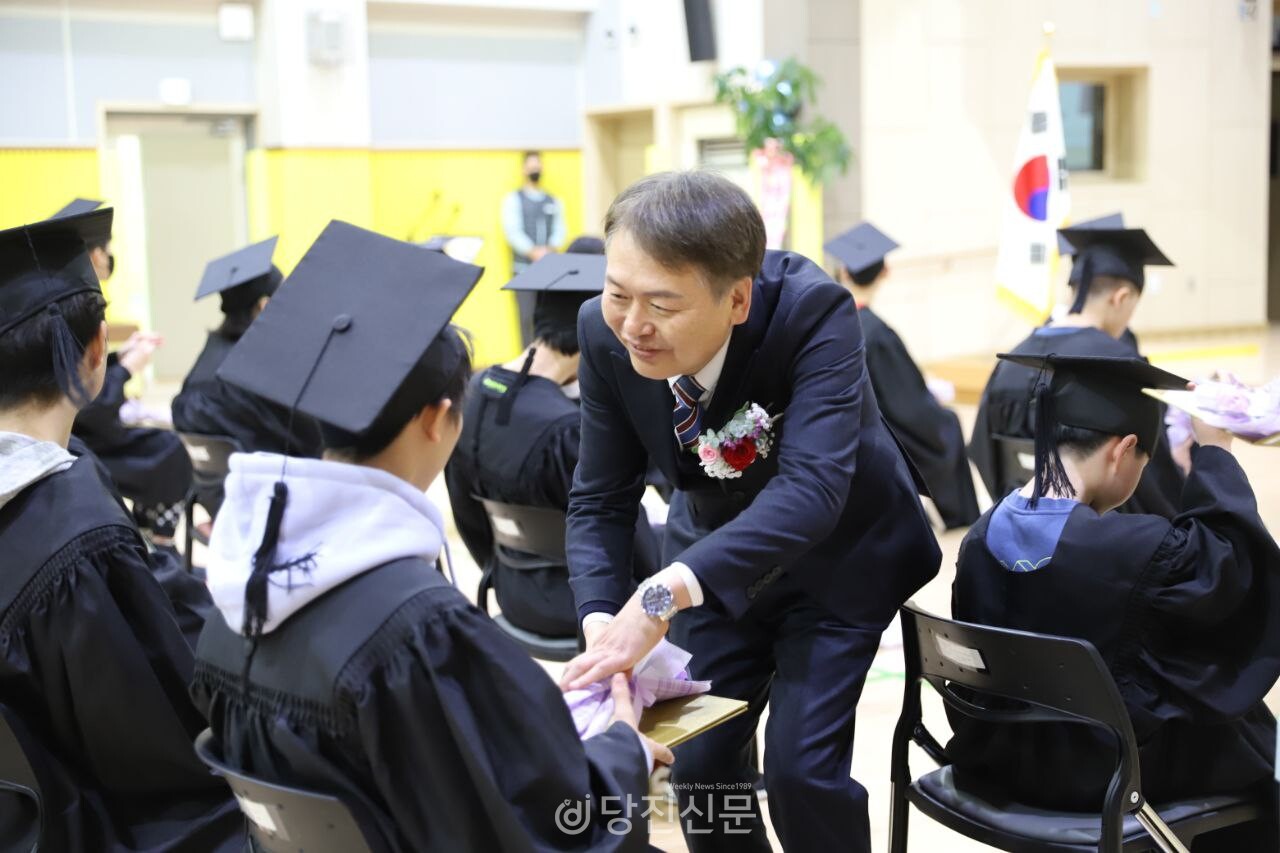 김흥석 교장이 따뜻한 환영의 말로 졸업생들을 맞이하고 있는 모습. ⓒ김정아