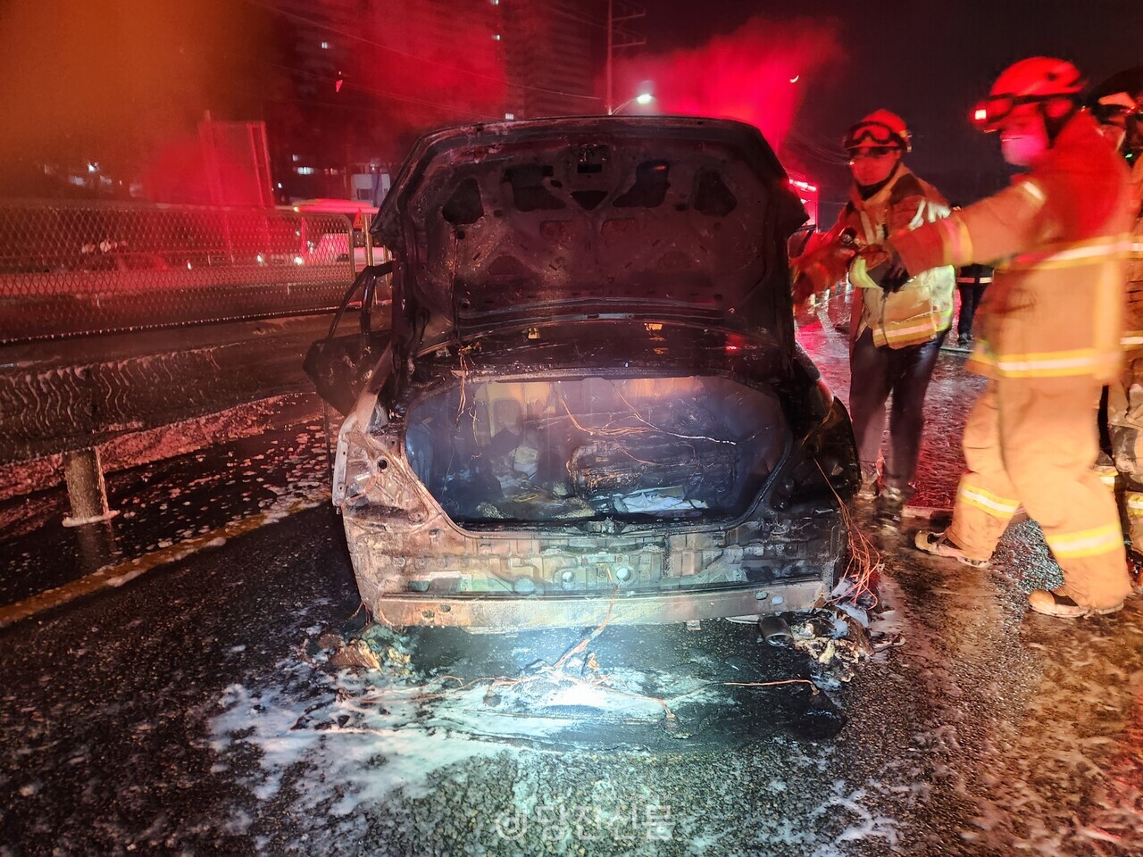 불에 탄 차량은 2009년식 SM5로, 운전석에 타고 있었던 남성 1명이 사망한 채 발견됐다. ⓒ당진소방서 제공