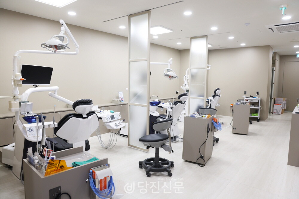김진호 원장이 환자들을 치료 설계를 하며 다양한 분야의 치아 진료를 볼 수있는 치료실. ⓒ당진신문