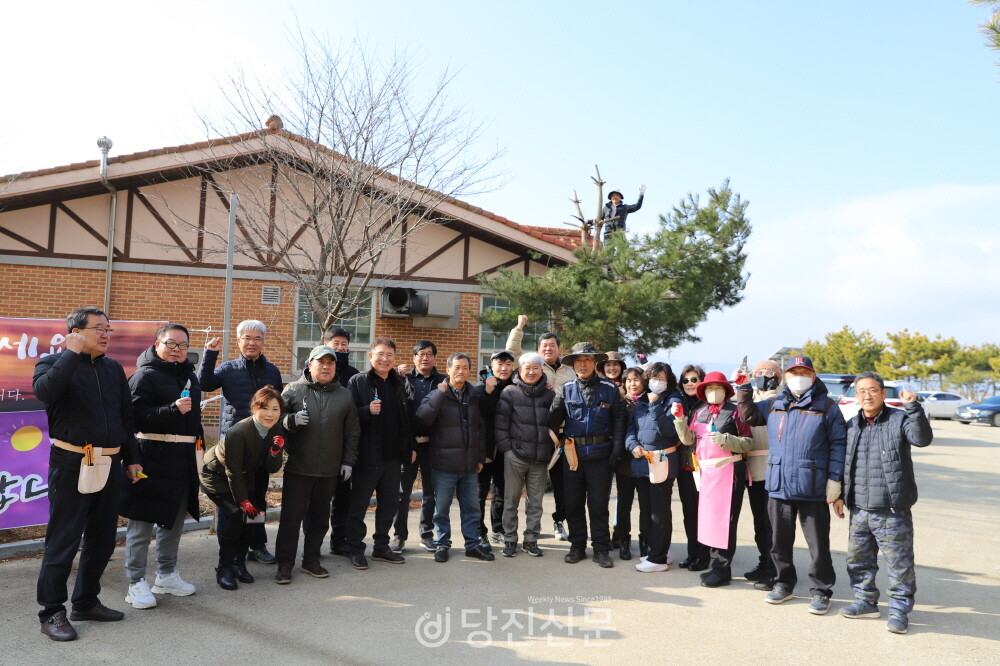 한국정원관리사협회 회원들이 지난 7일 소나무 전지 실습에 나섰다. ⓒ배창섭